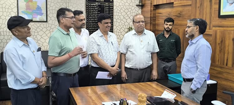 Giridih News: डीसी ने लगाया जनता दरबार, फरियादियों ने सुनायी समस्याएं