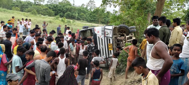 Motihari: बस अनियंत्रित होकर पलटी, 15 यात्री घायल