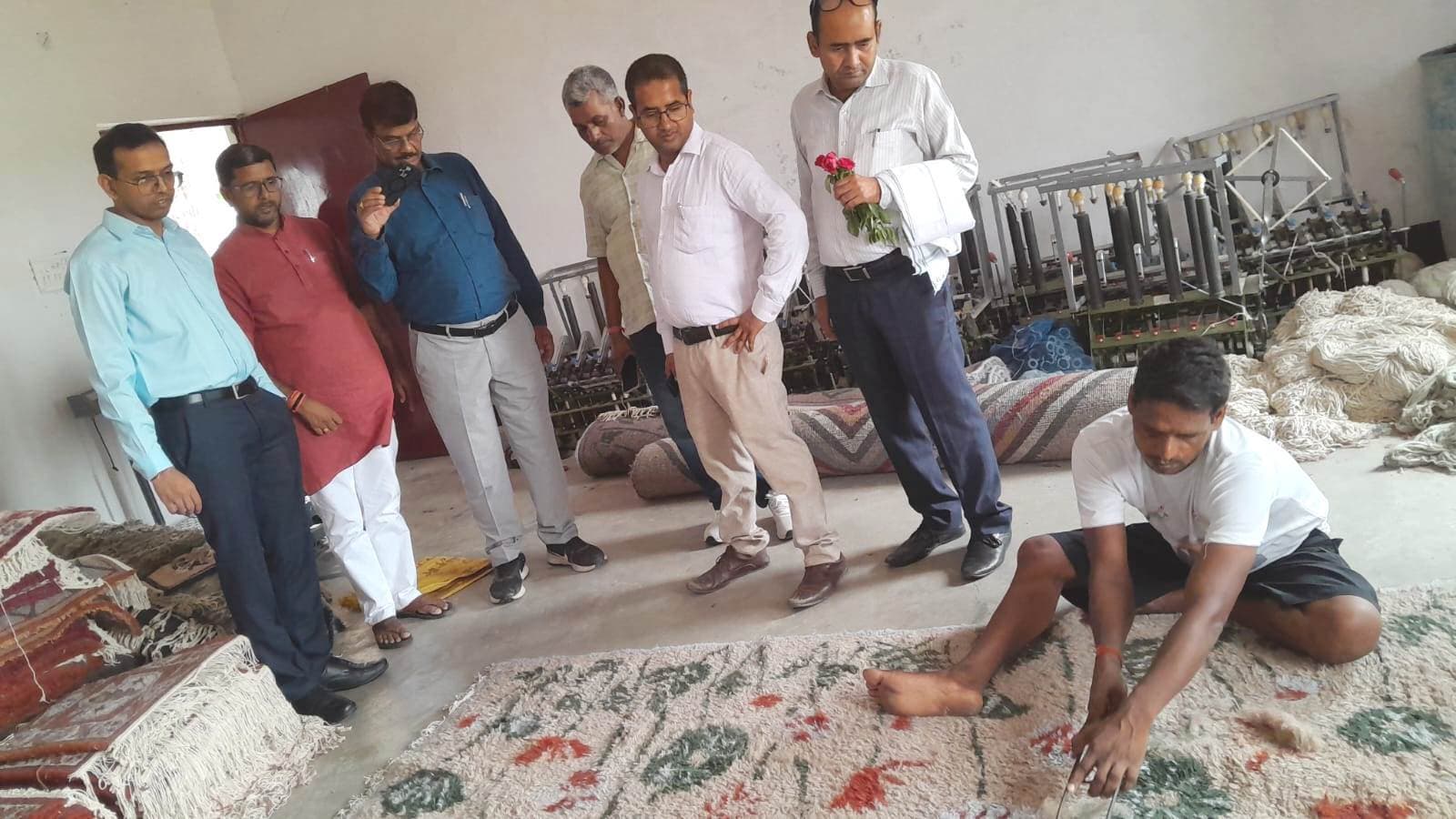 जलसा कालीन से बुनकरों का पलायन रुका