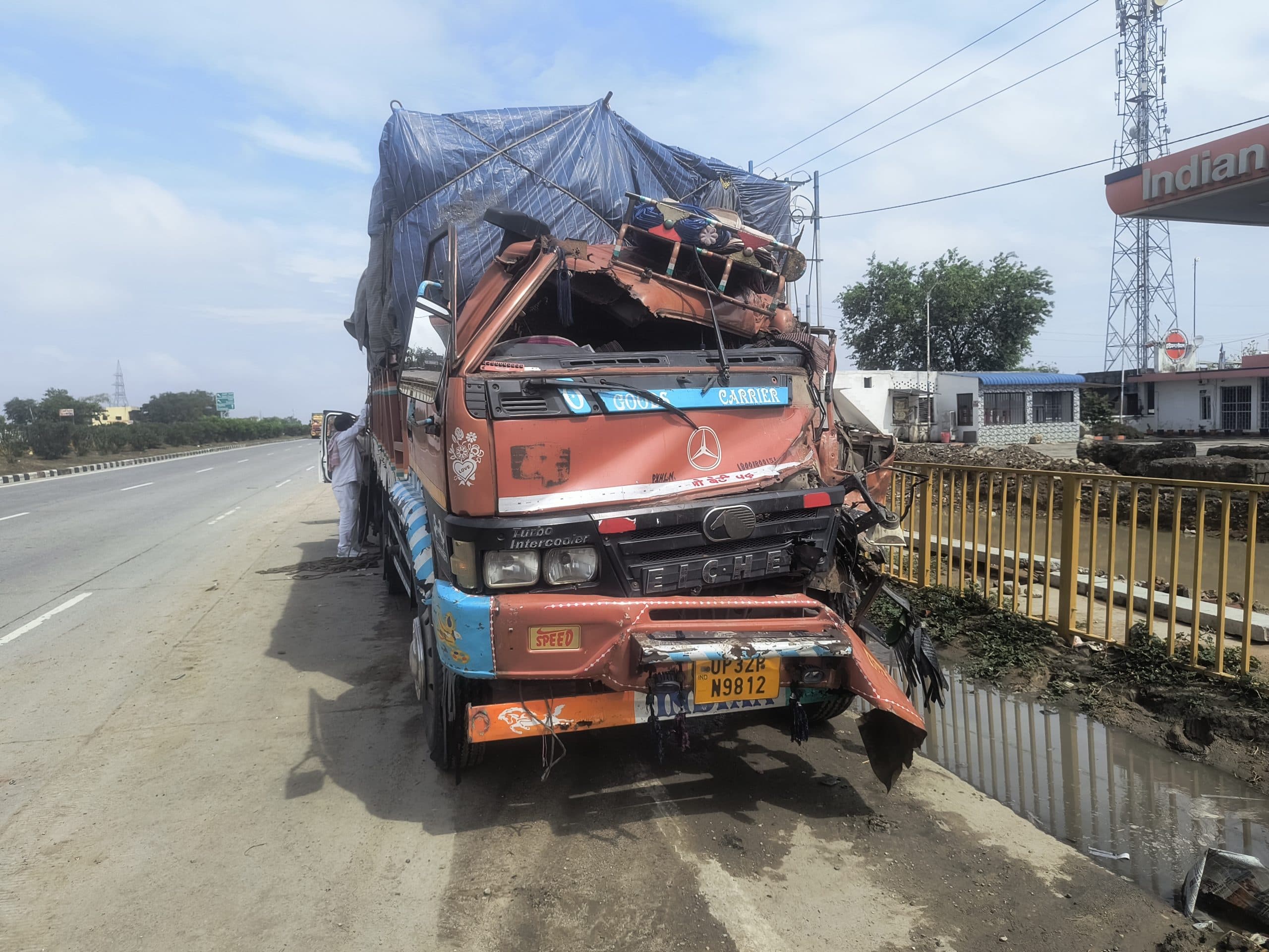 ओवरटेक करने में मिनी ट्रक ने ट्रक में मारी टक्कर, चालक घायल