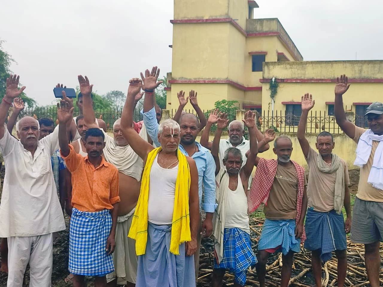 होलिका दहन की जमीन पर सामुदायिक भवन बनाने का ग्रामीणों ने जताया विरोध