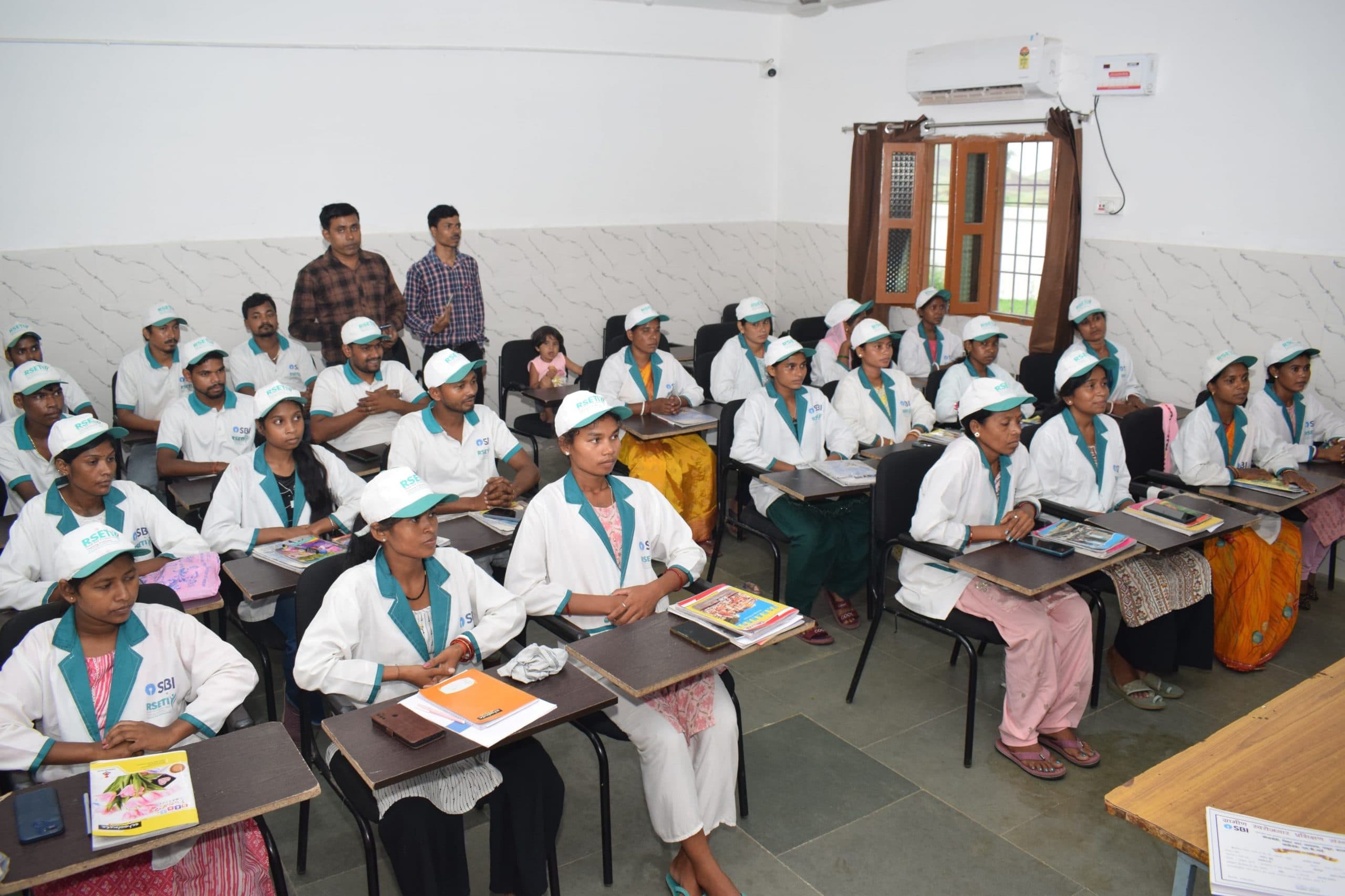 मिला प्रशिक्षण, अब सखी मंडल की दीदियां चलायेंगी एलएमवी