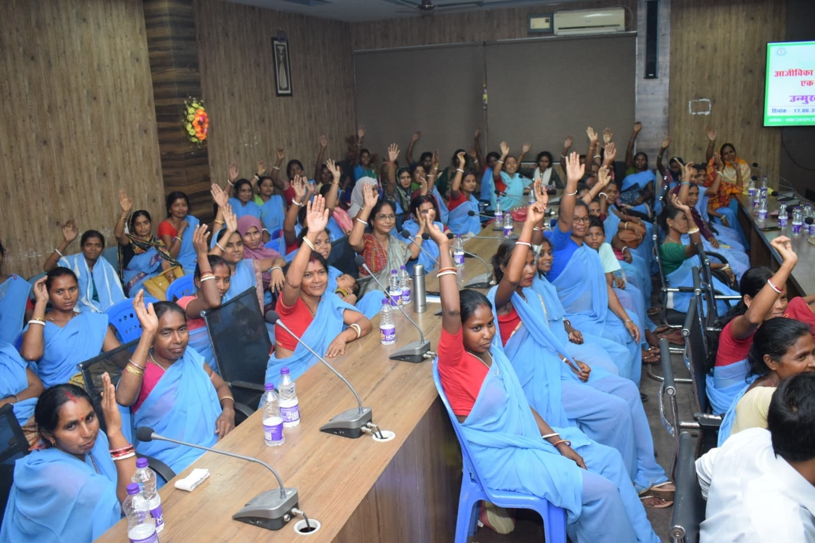 उत्कृष्ट कार्य करने वाली दीदियां सम्मानित, डीसी ने किया प्रोत्साहित