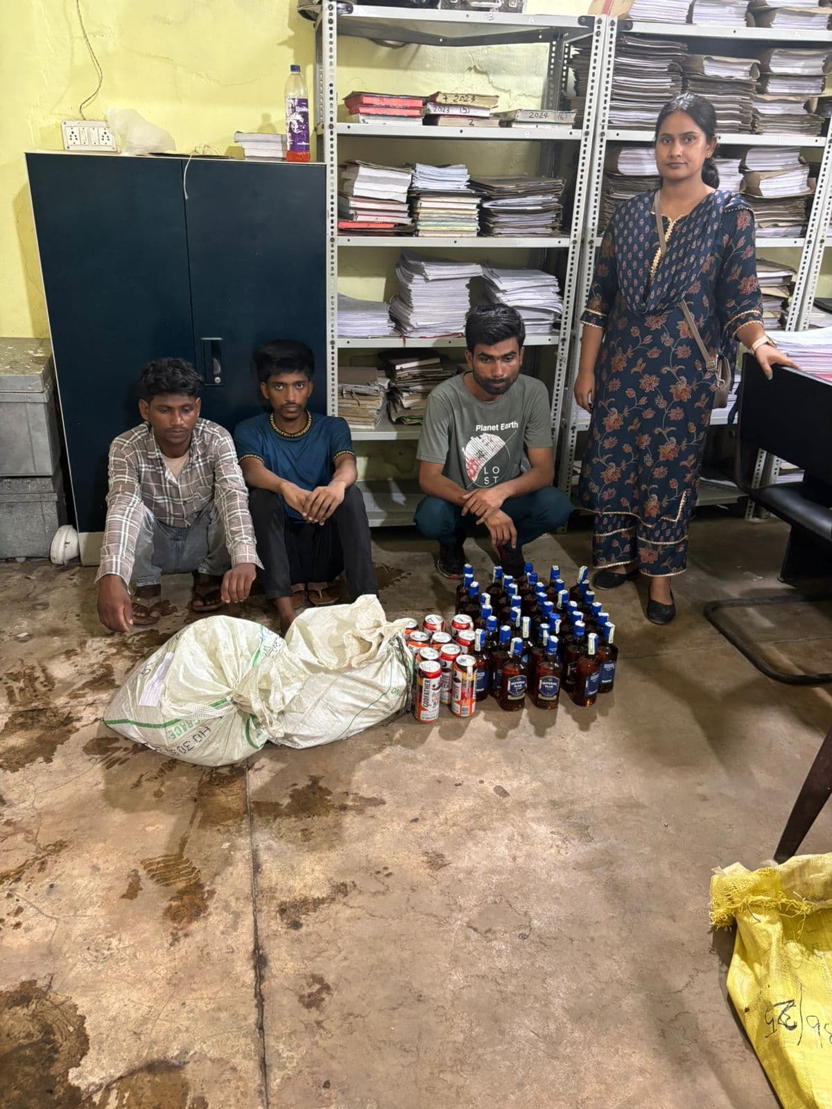 मानपुर रेलवे स्टेशन पर शराब तस्करी का भंडाफोड़, तीन धंधेबाज गिरफ्तार