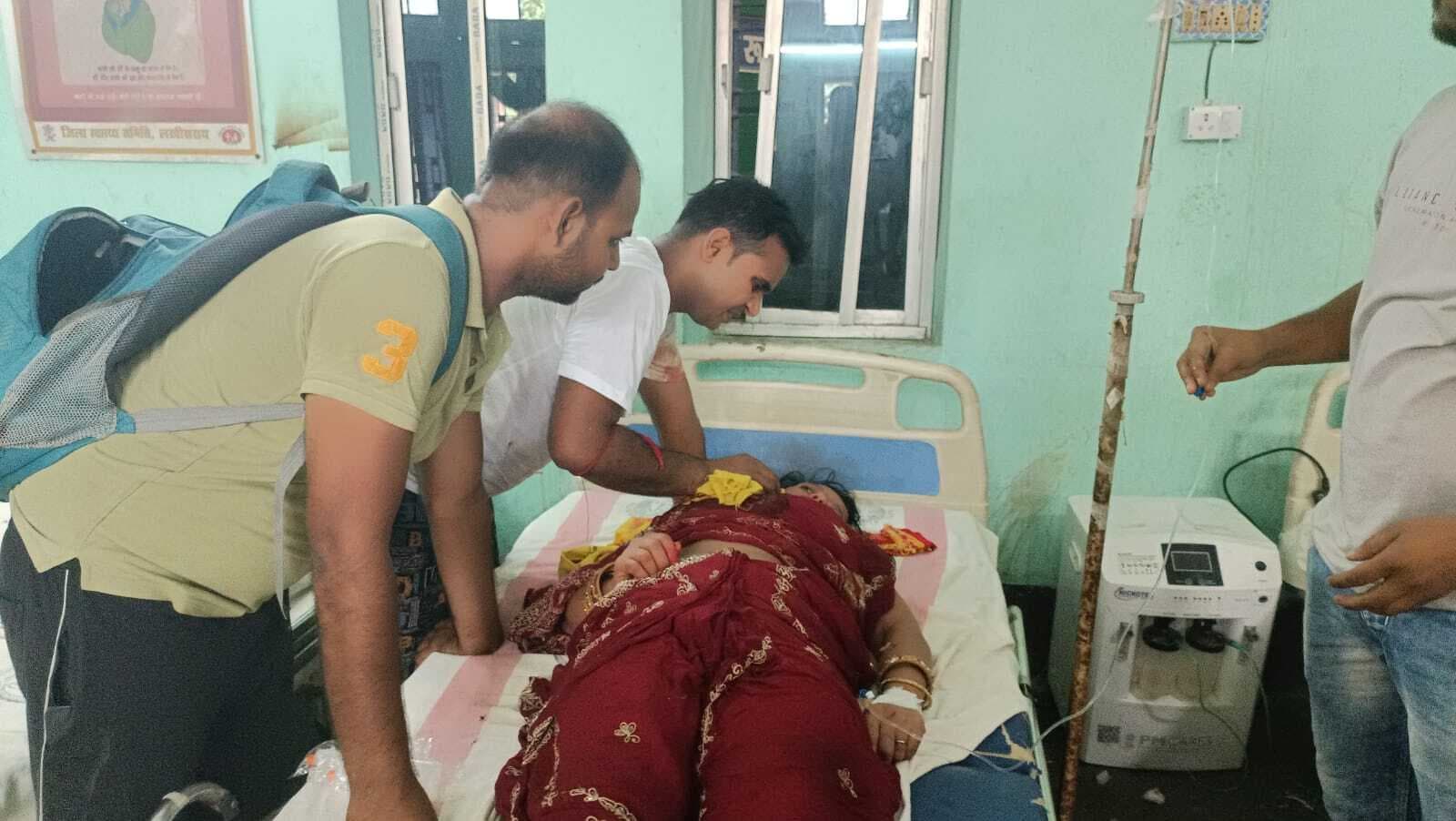 बाइक से गिरकर महिला गंभीर रूप से घायल