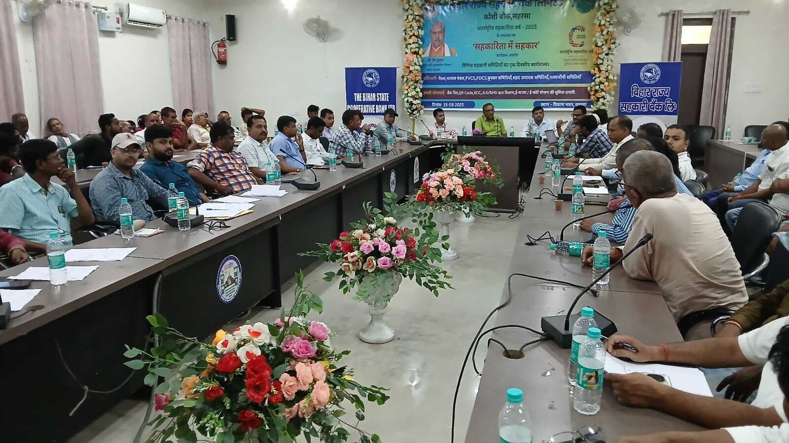 पैक्स अध्यक्षों व ग्राहकों को व्यक्तिगत ऋण सहायता व स्वागत किट किया गया वितरित