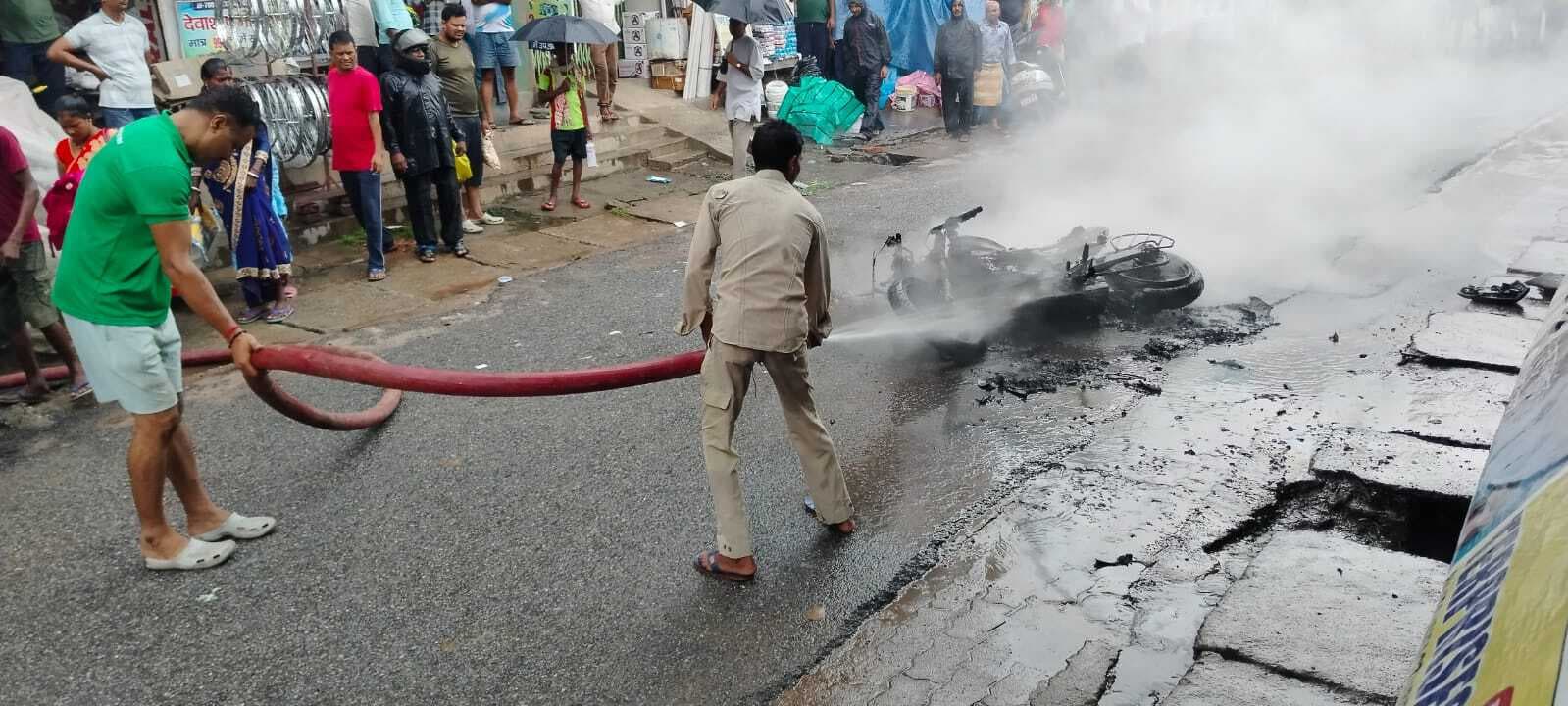 बुंडू के थाना रोड में खड़ी बाइक में लगी आग