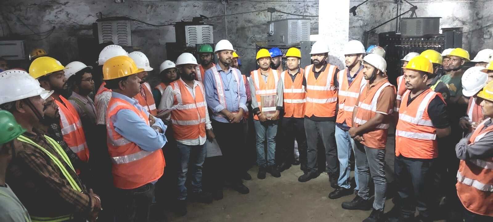 चूरी परियोजना में कामगारों के बीच सुरक्षा संवाद