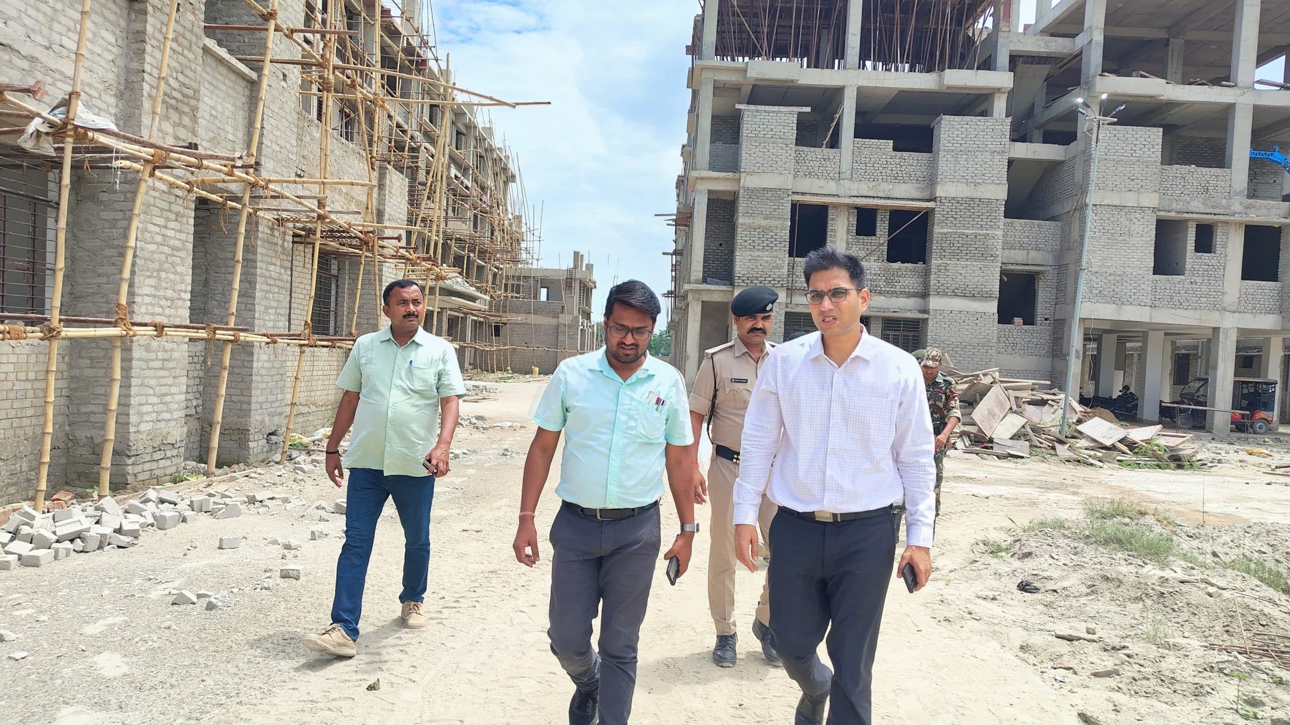 Motihari: निर्माणाधीन राजकीय कल्याण छात्रावास भवन का डीएम ने किया निरीक्षण