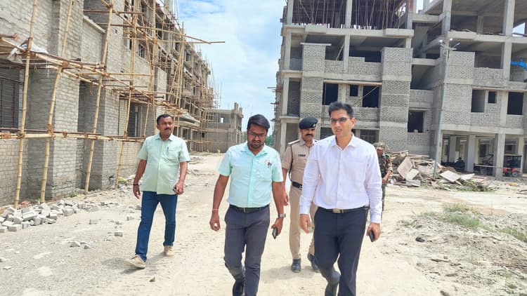 Motihari: निर्माणाधीन राजकीय कल्याण छात्रावास भवन का डीएम ने किया निरीक्षण