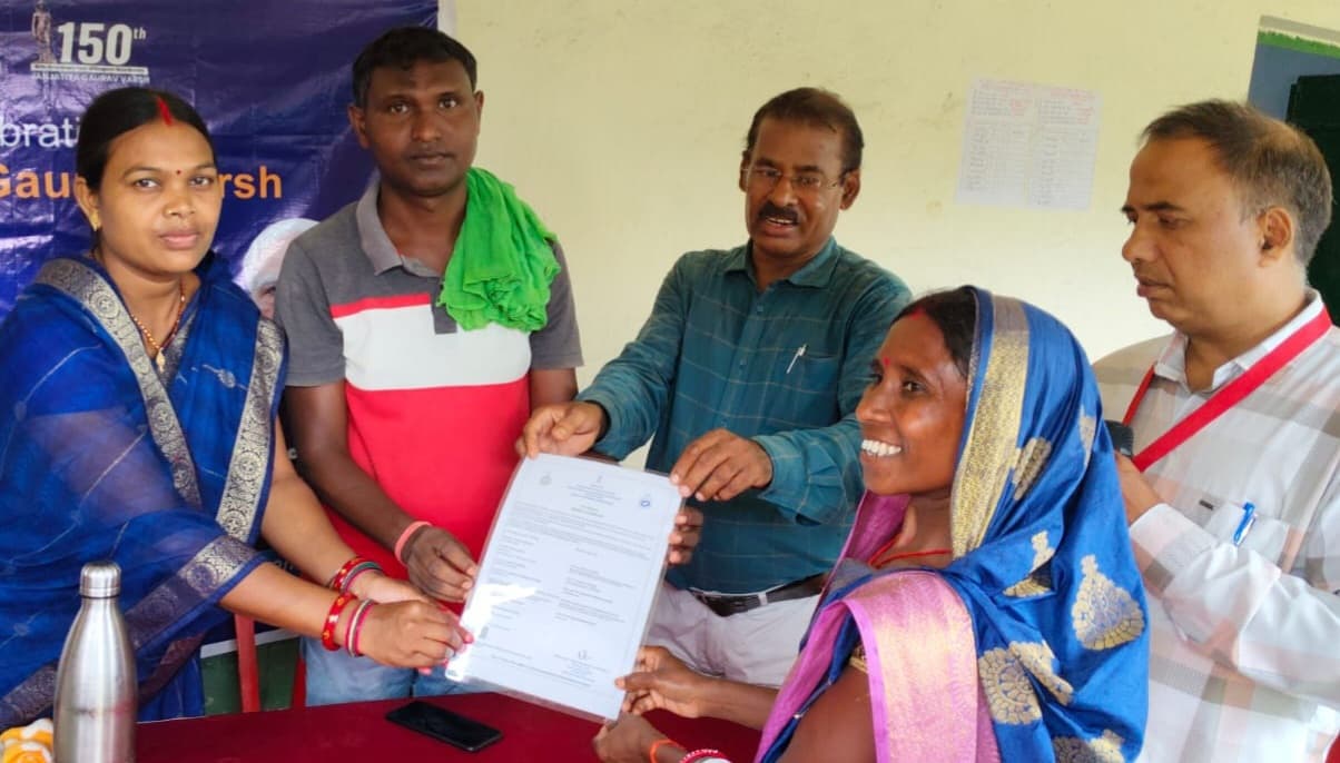 Dhanbad News: कोलहर पंचायत के शिविर में बांटी गयी परिसंपत्तियां