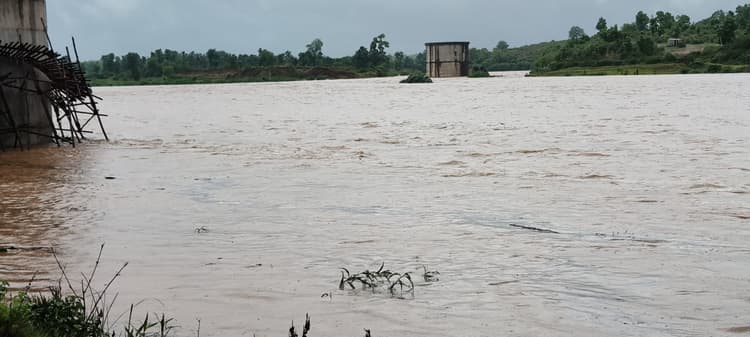 मैक्लुस्कीगंज में बारिश से राहत, भारी वर्षा का अलर्ट