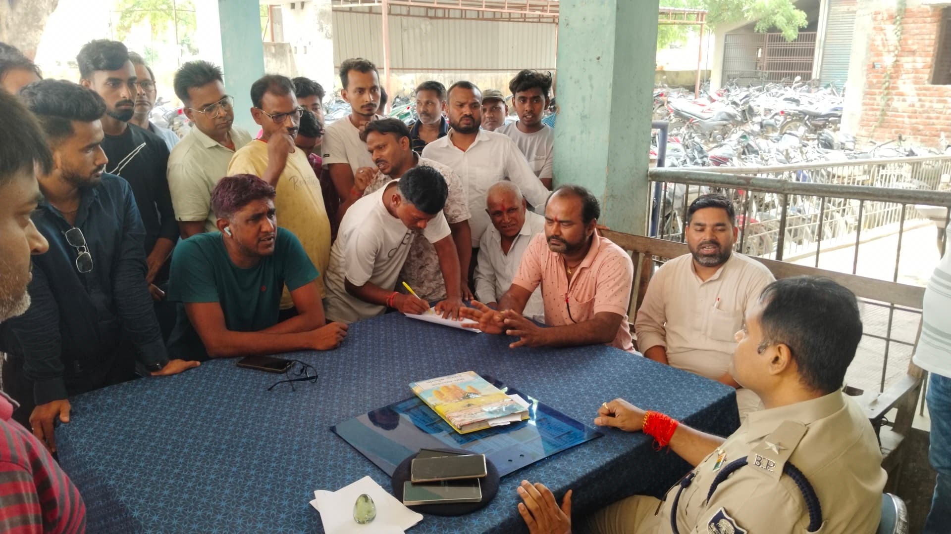 दुकानदारों ने की ट्रैफिक व्यवस्था में बदलाव की मांग