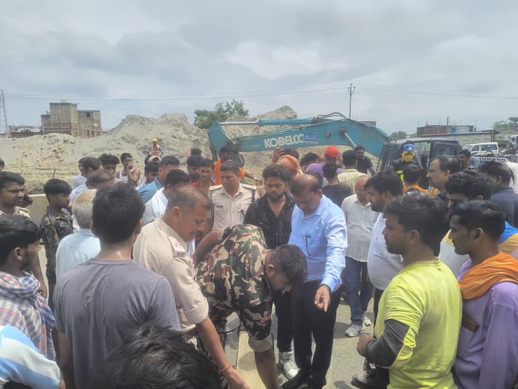 नाले के पानी की निकासी नहीं होने से फूटा गुस्सा, जाम की सड़क