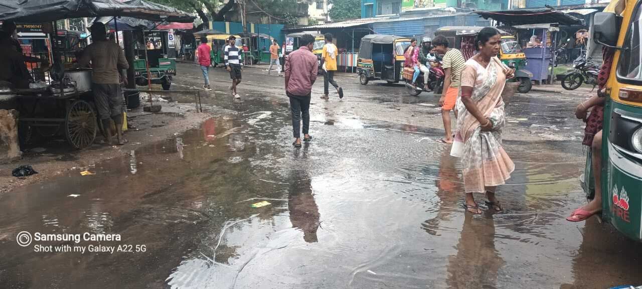 Dhanbad News: चिरकुंडा नप : नाला का पानी बह रहा सड़क पर, पैदल चलना मुश्किल भरा काम