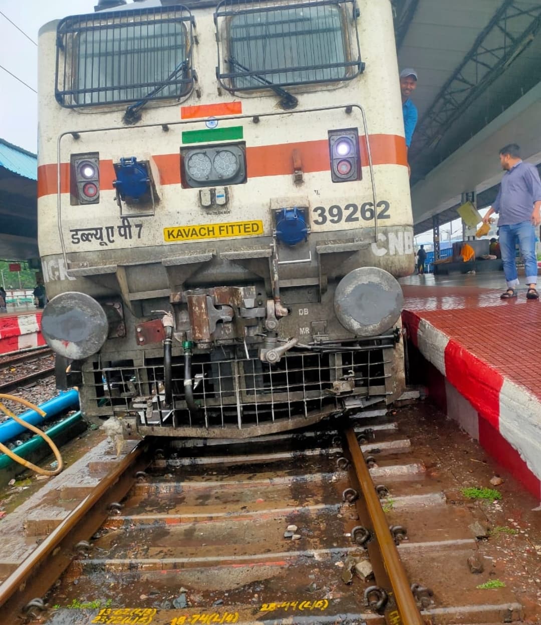 ट्रेन के ईंजन से टकराया पत्थर, दुर्घटनाग्रस्त होने से बची ट्रेन