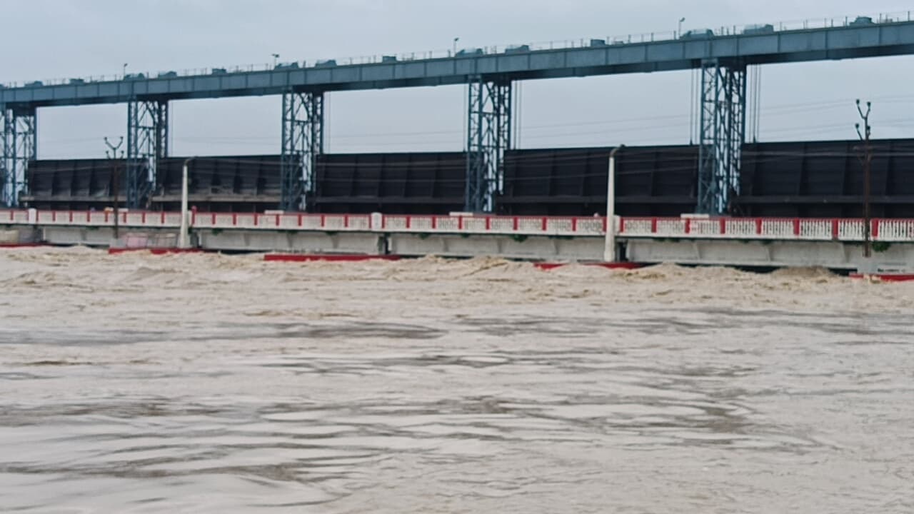 कोसी नदी के जलस्तर में हुई बढ़ोतरी,  खोले गए 12 फाटक