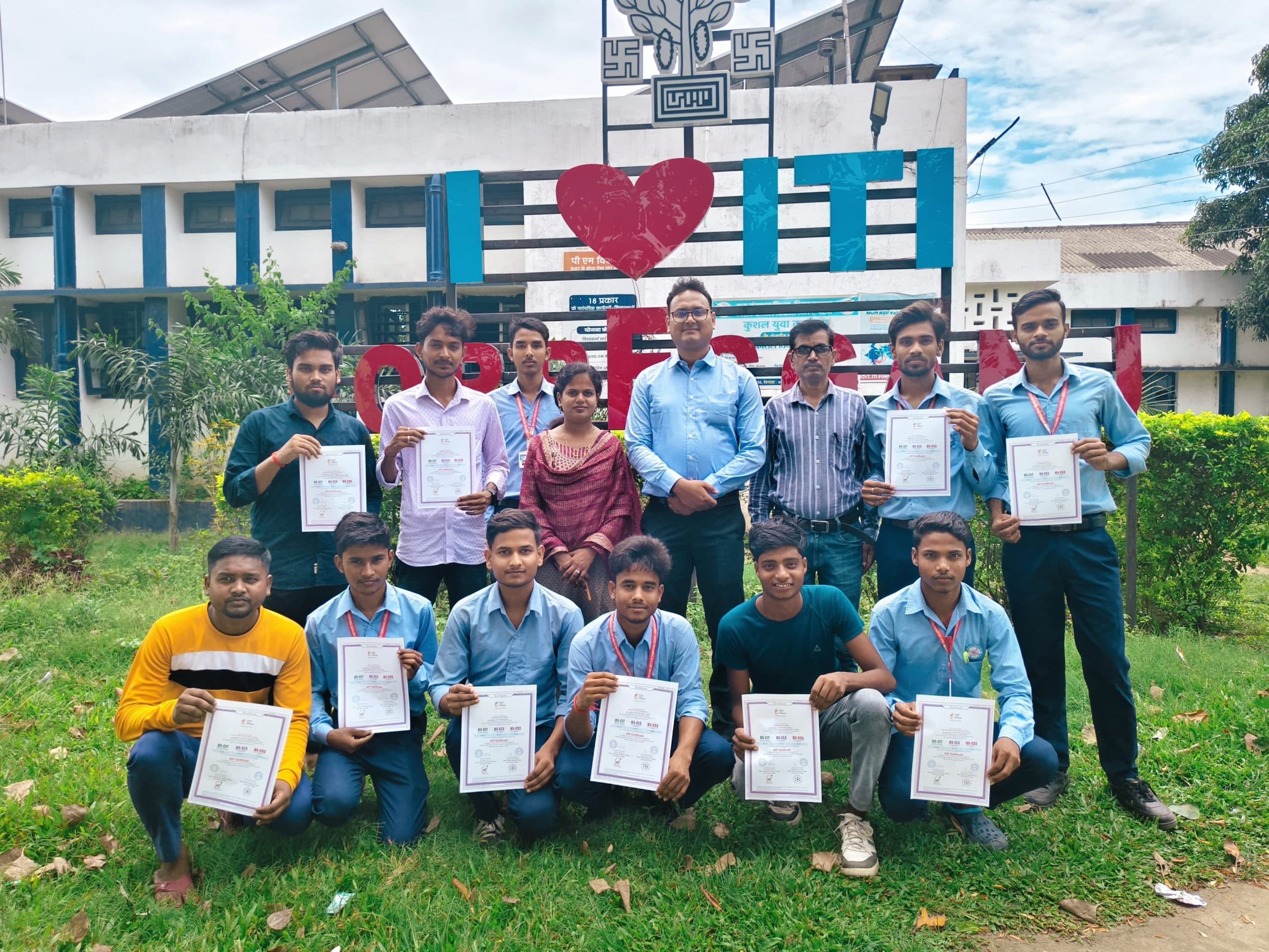 प्रशिक्षुओं के बीच बांटा प्रमाण पत्र