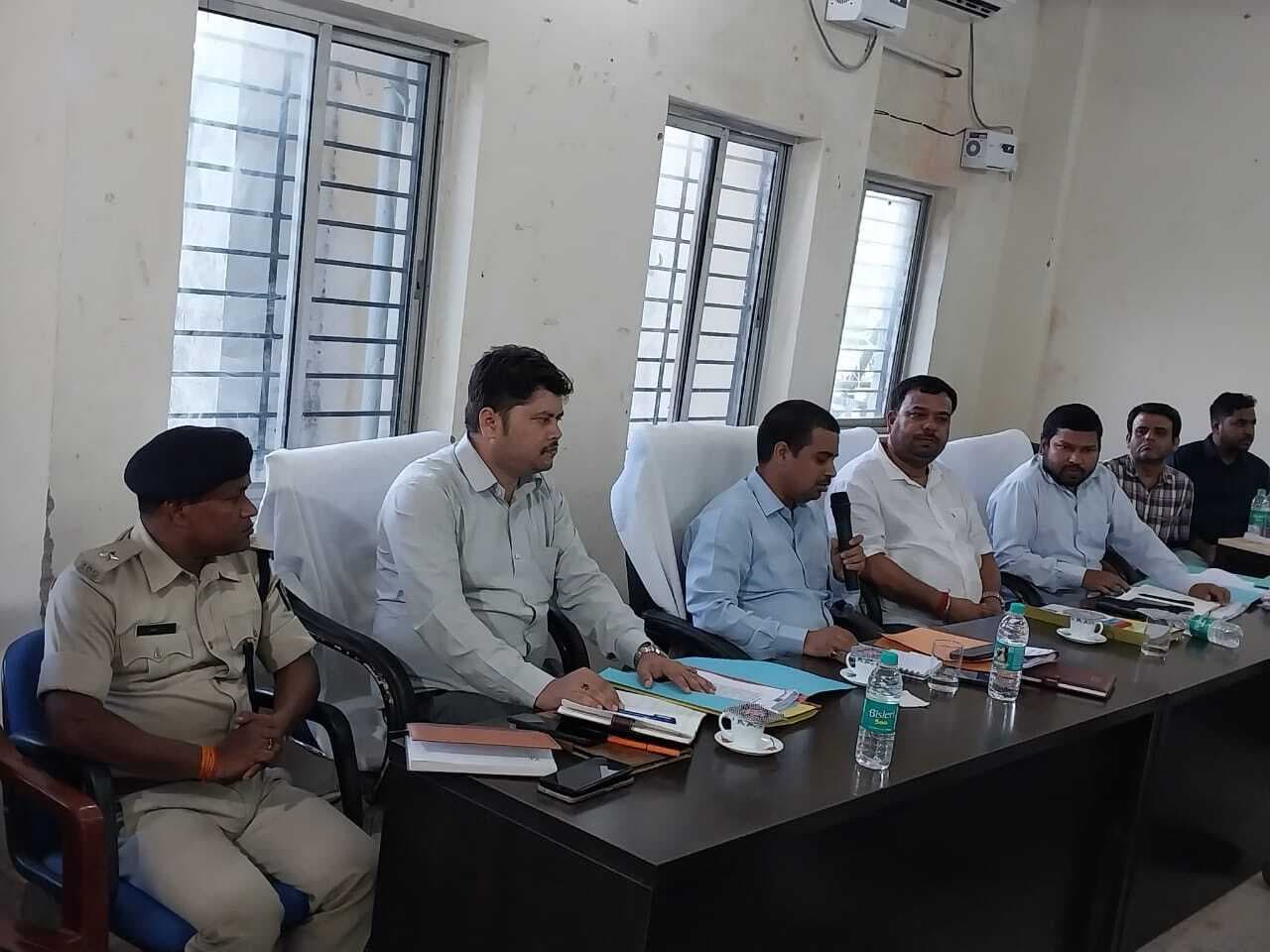 सरायगढ़ में बाढ़ पूर्व तैयारी को लेकर डीएम ने की बैठक, तटबंध क्षेत्र की समस्याओं पर दिये निर्देश