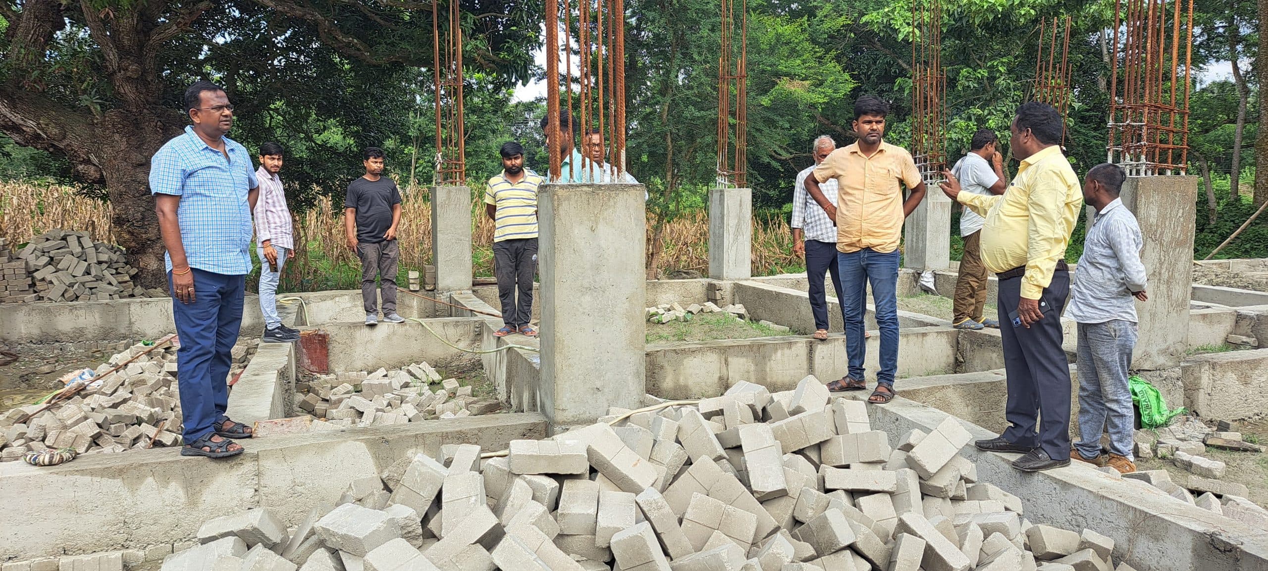 निर्माणाधीन पंचायत सरकार भवन के कार्य का बीडीओ ने की जांच