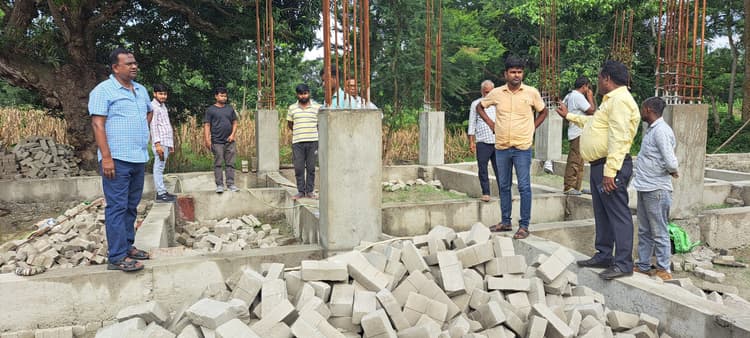 निर्माणाधीन पंचायत सरकार भवन के कार्य का बीडीओ ने की जांच
