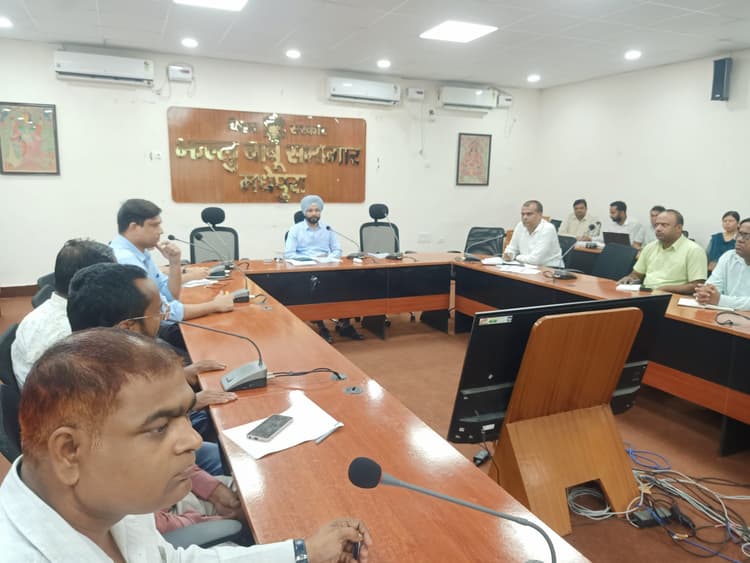 कार्य में लापरवाही बरतने वाले चिकित्सकों का रोके वेतन -डीएम