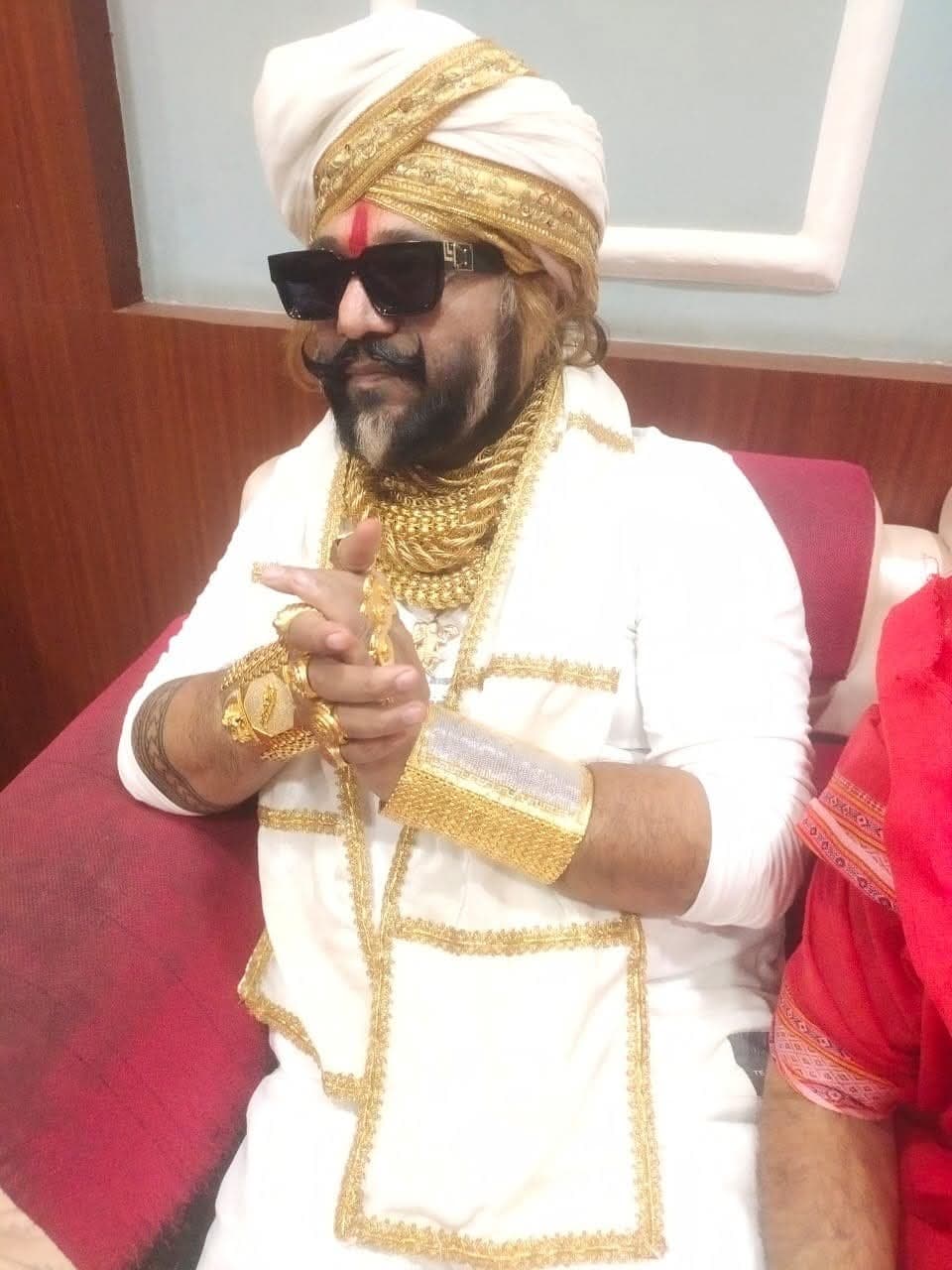 Deoghar News : पांच किलो सोने से लदे गोल्डन मैन ने बाबा दरबार में लगायी हाजिरी