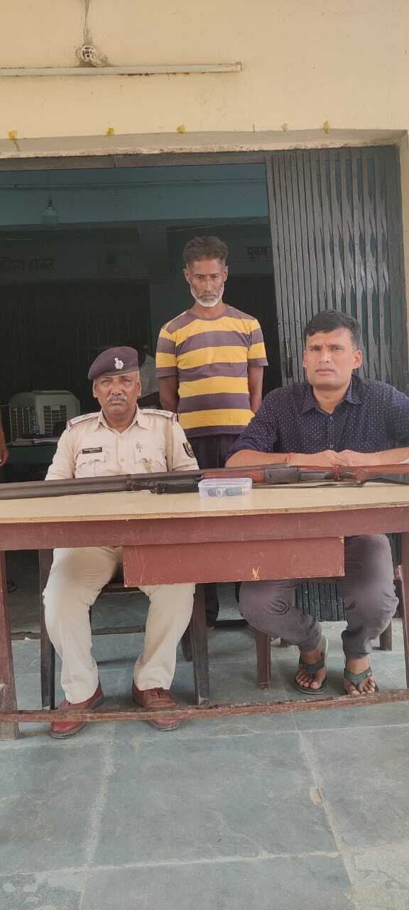 पुलिस ने बंदूक व तीन कारतूस के साथ एक को किया गिरफ्तार