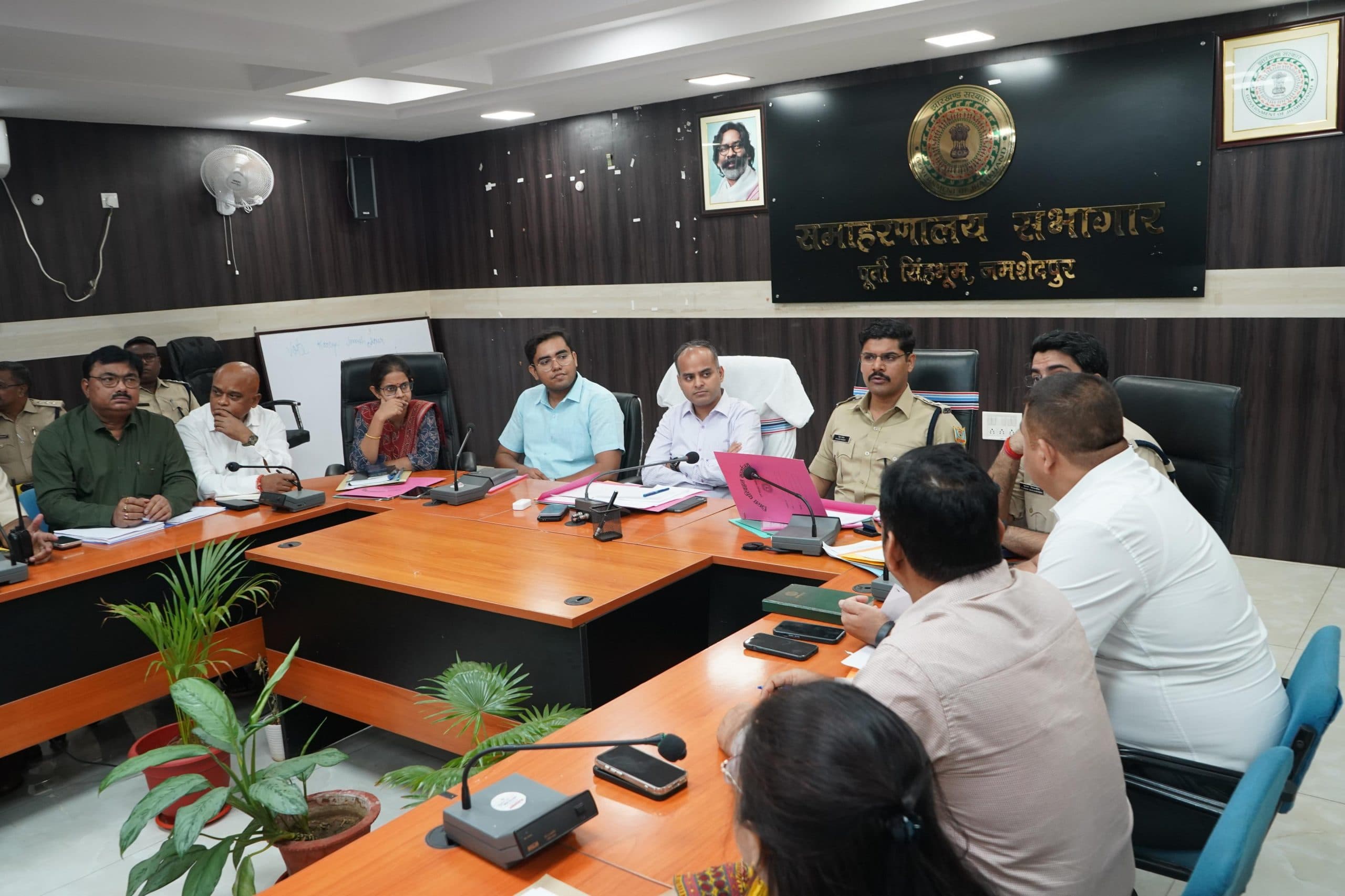 Jamshedpur News : बिना हेलमेट दो पहिया वाहन चालकों को नहीं मिलेगा पेट्रोल, जानिये क्या है डीसी का निर्देश