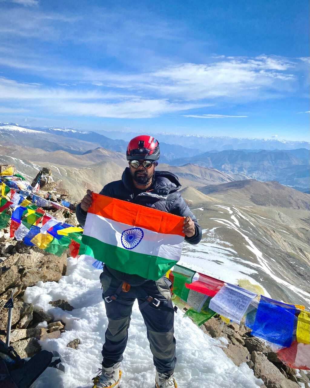 Sports : शशि शेखर ने लद्दाख के यूटी कांगड़ी पर फहराया तिरंगा