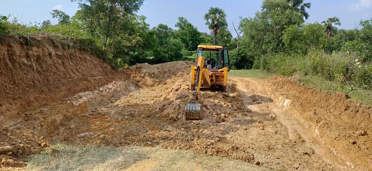 चितरा : डोभा निर्माण में जेसीबी के उपयोग का आरोप