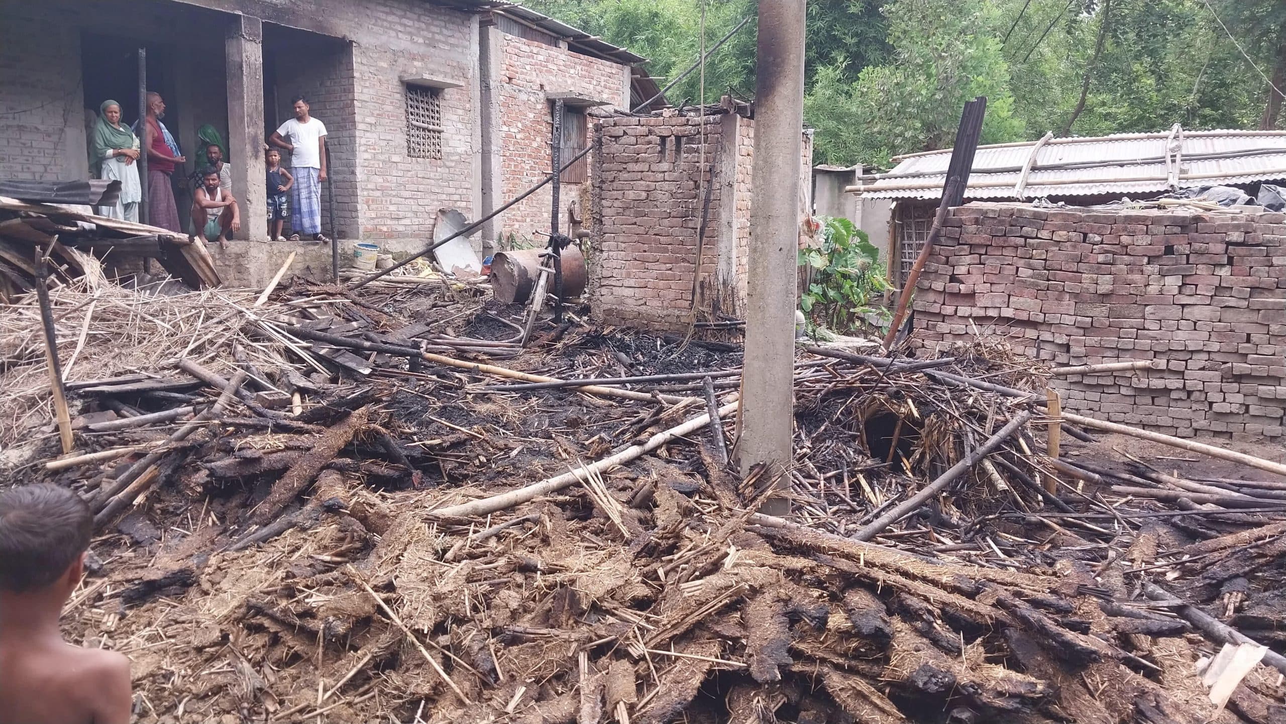 आग से तीन घर जले,लाखों की क्षति