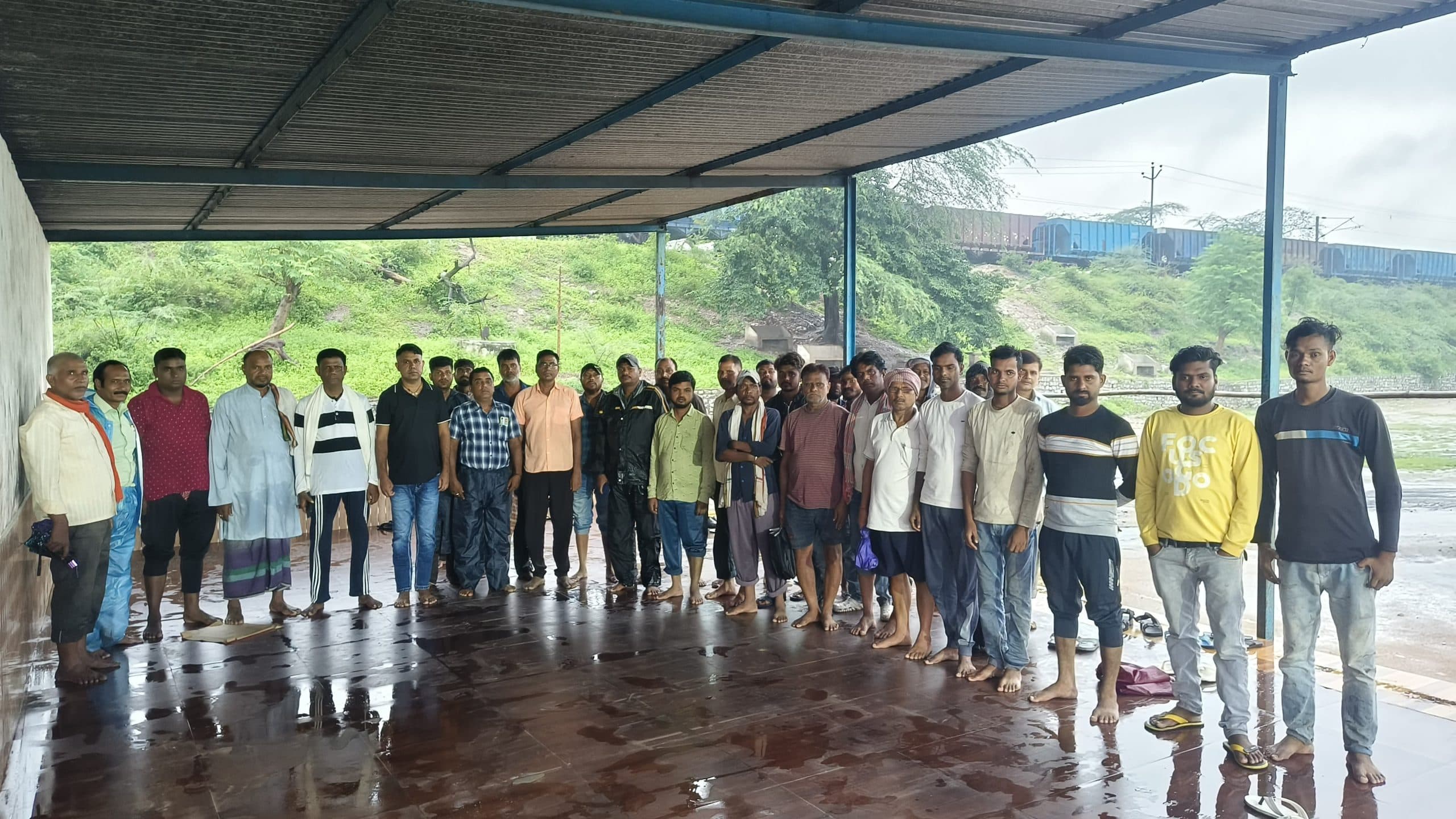 प्रबंधन की उदासीनता के खिलाफ आंदोलन की तैयारी में मजदूर