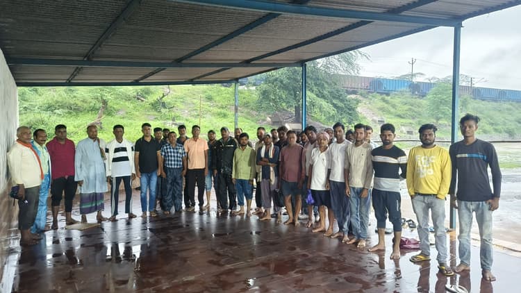 प्रबंधन की उदासीनता के खिलाफ आंदोलन की तैयारी में मजदूर