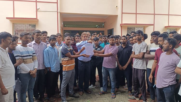 कॉलेजों में इंटर की पढ़ाई खत्म करने को लेकर छात्रों में आक्रोश