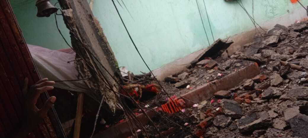 देवीपुर : दुर्गा मंदिर की छत का प्लास्टर गिरा, हादसा टला