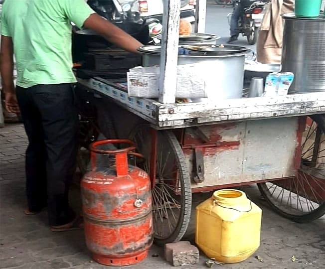 व्यावसायिक प्रतिष्ठानों में घरेलू गैस सिलिंडर का खुलेआम उपयोग