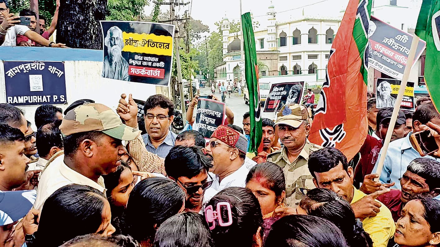 हिंदुओं पर हमले के खिलाफ भाजपा ने किया रामपुरहाट थाने का घेराव