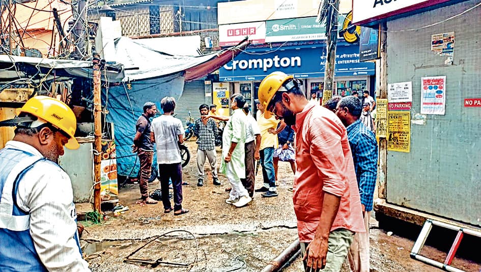 आसनसोल बाजार में बिजली का पोल गिरा, शुरू हुई मरम्मत