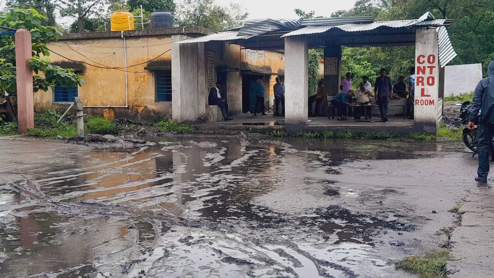 कोलियरी के हाजिरी घर में घुसा बारिश का पानी, कर्मियों की बढ़ी परेशानी