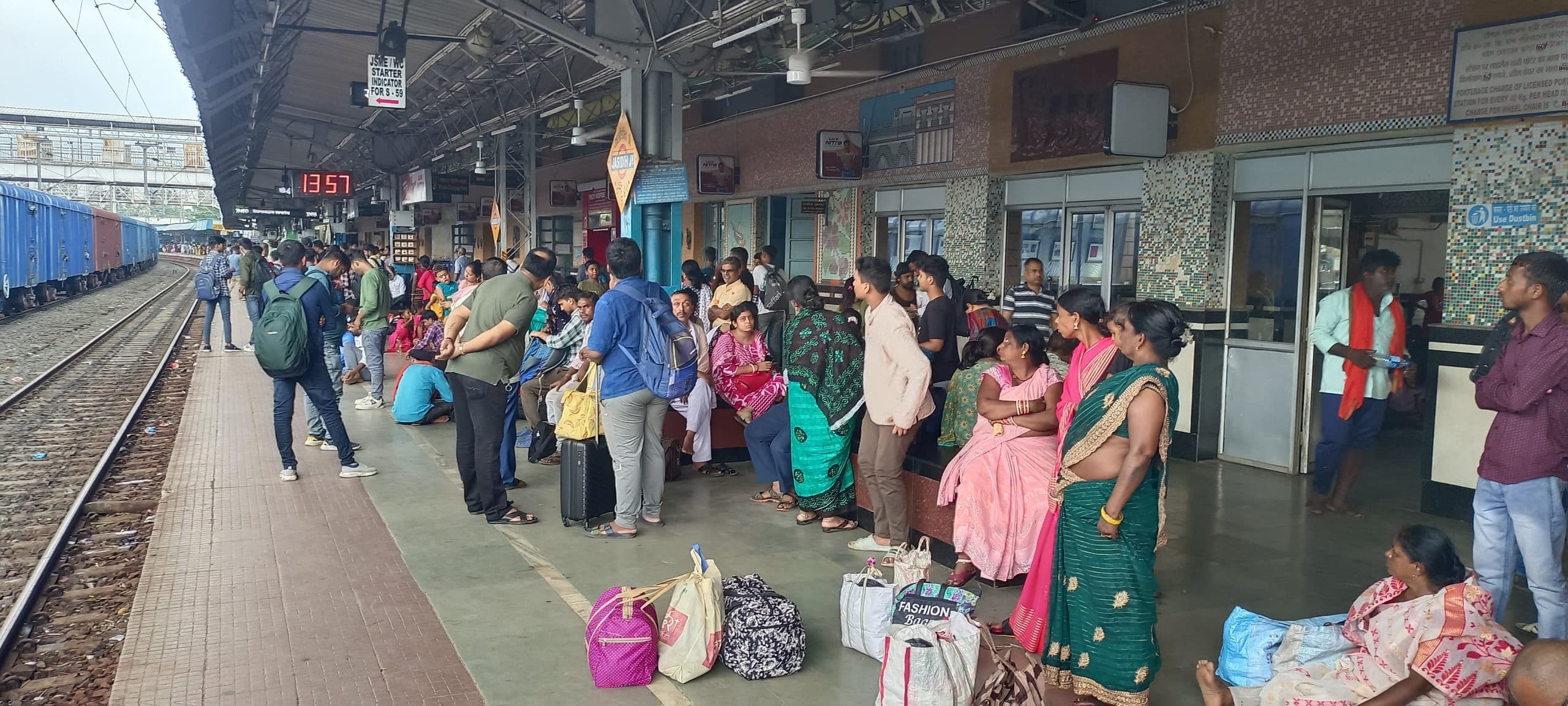 Deoghar news : साढ़े चार घंटे तक रहा पावर ट्रैफिक ब्लॉक, ट्रेनों का आवागमन प्रभावित