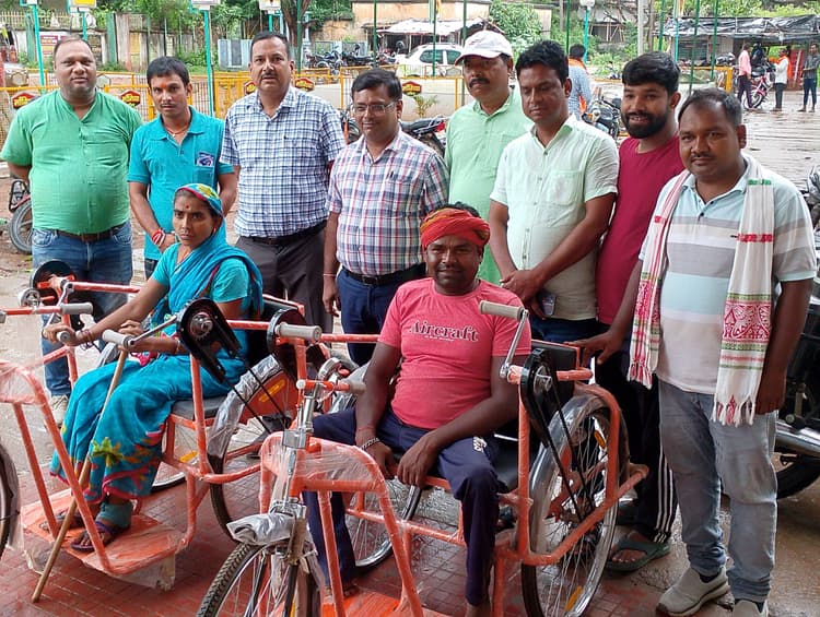 सारवां में दिव्यांगों के बीच ट्राइ साइकिल का वितरण