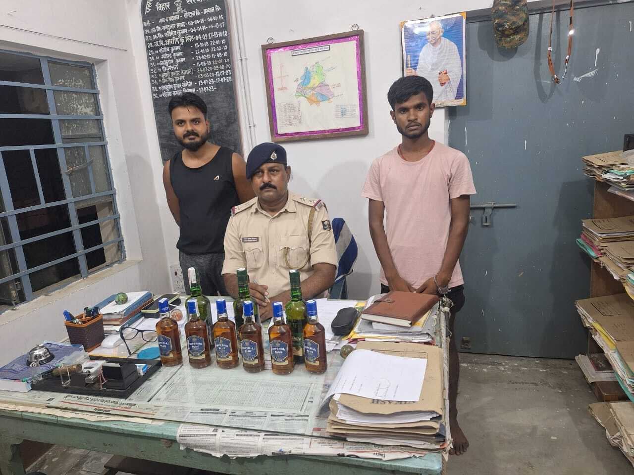 दो शराब तस्कर विदेशी शराब के साथ गिरफ्तार