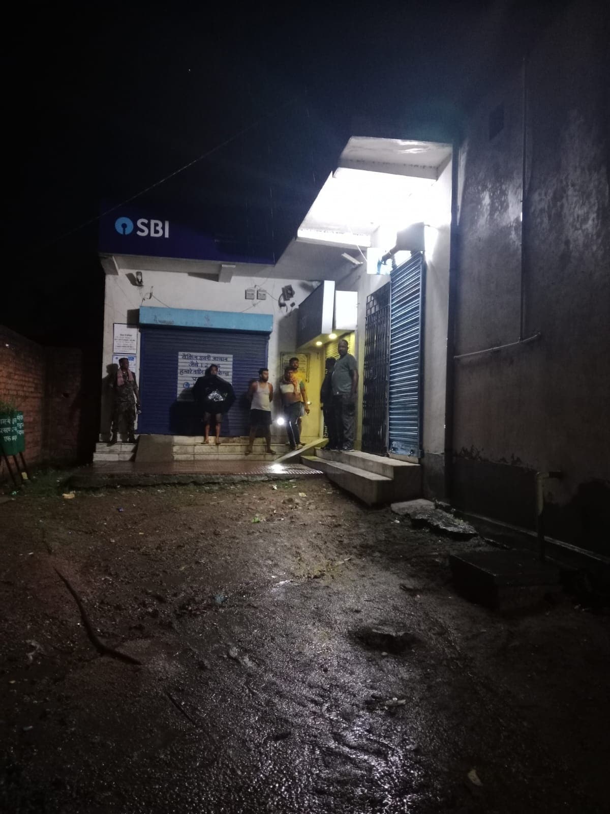 Bokaro News : महाल एसबीआइ की छत पर घूमते दिखे संदिग्ध, ग्रामीणों ने शोर मचाया तो भागे