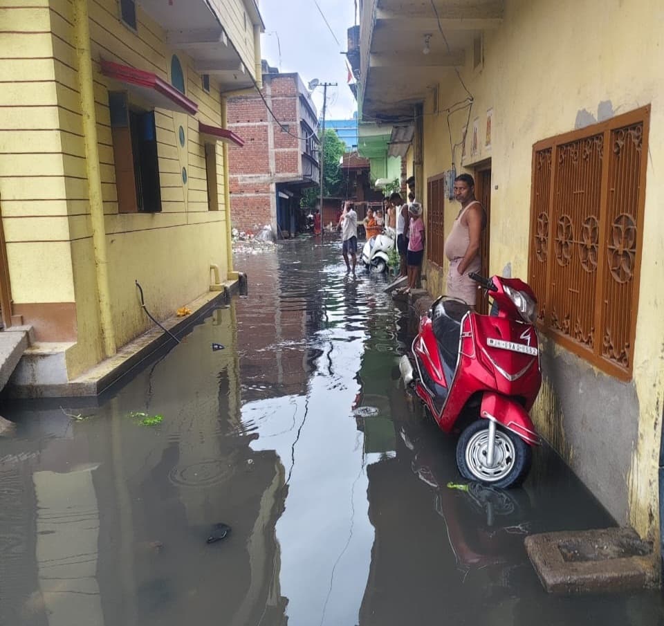 Bokaro News : चास नगर निगम क्षेत्र में जगह-जगह जलजमाव, कई घरों में घुसा पानी