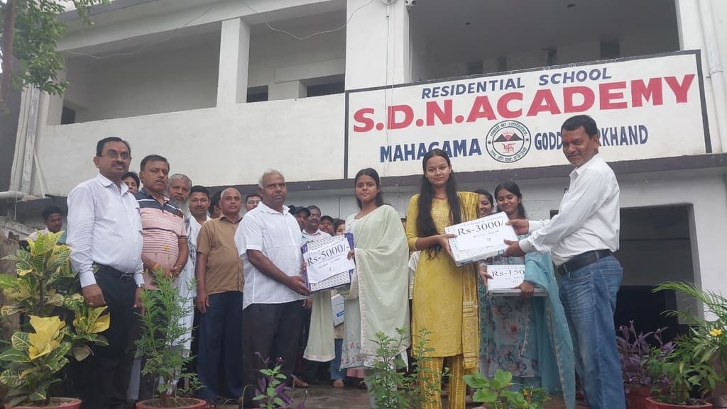 माध्यमिक परीक्षाफल में उत्कृष्ट प्रदर्शन करने वाले बच्चों को किया पुरस्कृत