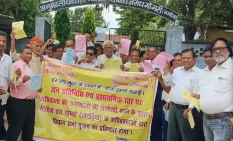 अधिवक्ताओं ने निकाला आक्रोश मार्च