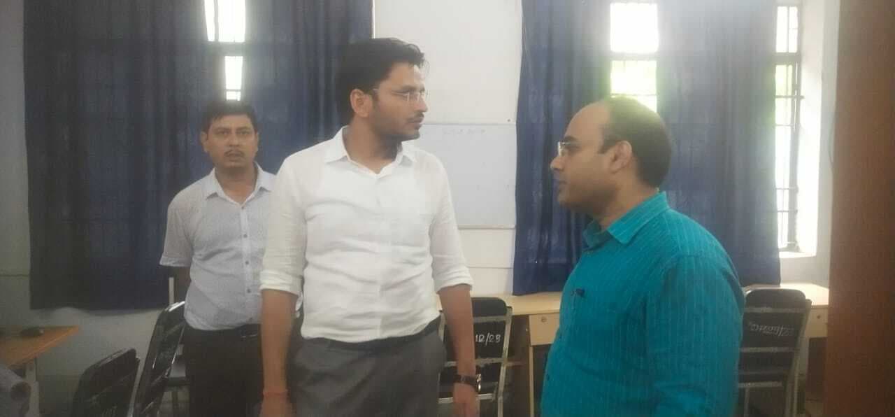 डीएम ने प्रेक्षागृह में आवासित बच्चों को मिलने वाली सुविधाओं का लिया जायजा