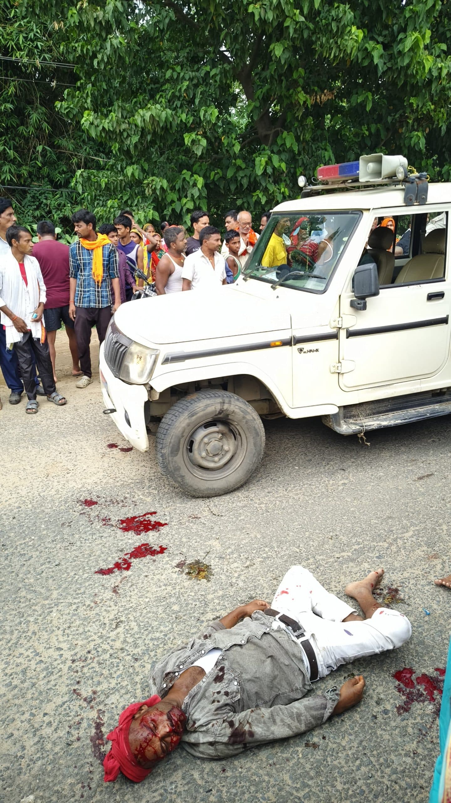 बाइक ने कार में मारी ठोकर, तीन जख्मी