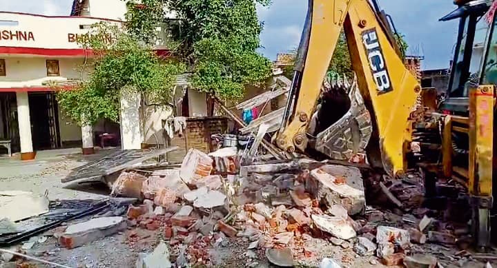 Gaya News : 32 घरों पर चला बुलडोजर, हटाया गया अतिक्रमण